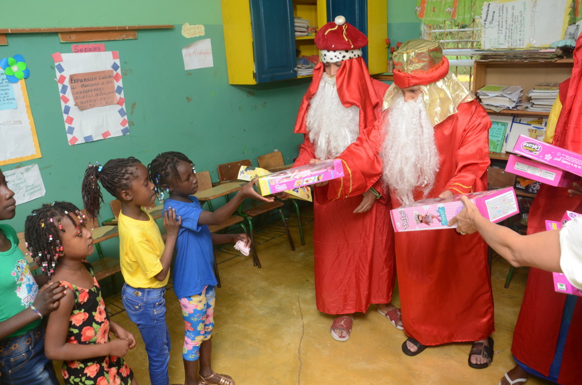 Fundación Blandino agasaja niños en el Día de los Santos Reyes