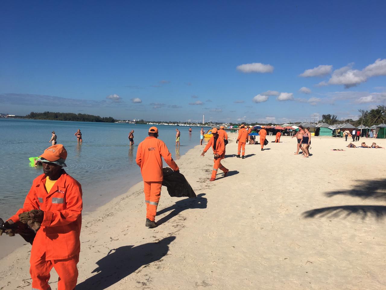 Obras Públicas limpia playa de Boca Chica, retira desechos sólidos acumulados en la zona 