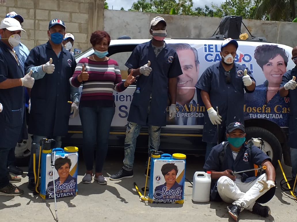 Josefa Castillo encabeza operativos de fumigación en sectores vulnerables