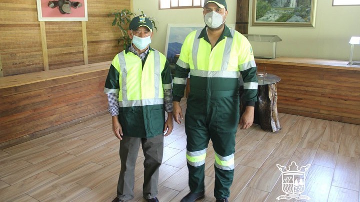 Alcaldía de Jarabacoa dota de uniformes a trabajadores encargados del aseo urbano