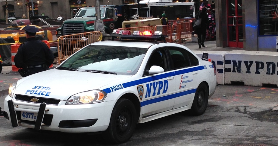 Policía NY presenta videos con escenas violentas en El Bronx y Brooklyn con heridos y tiroteo en Alto Manhattan