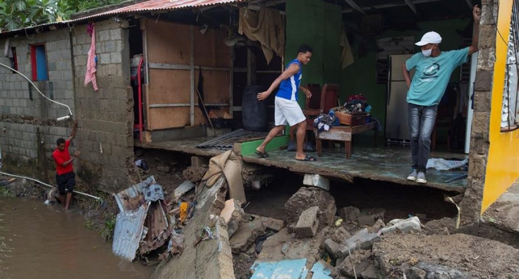 Cientos de dominicanos se quedan sin casas tras el paso de la tormenta Isaías