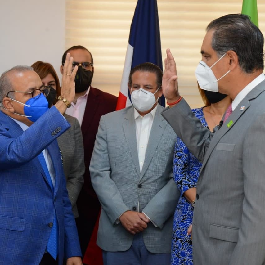 Ministro de Salud Pública juramenta al doctor Santiago Hazim como el nuevo director del Seguro Nacional de Salud (SeNaSa)
