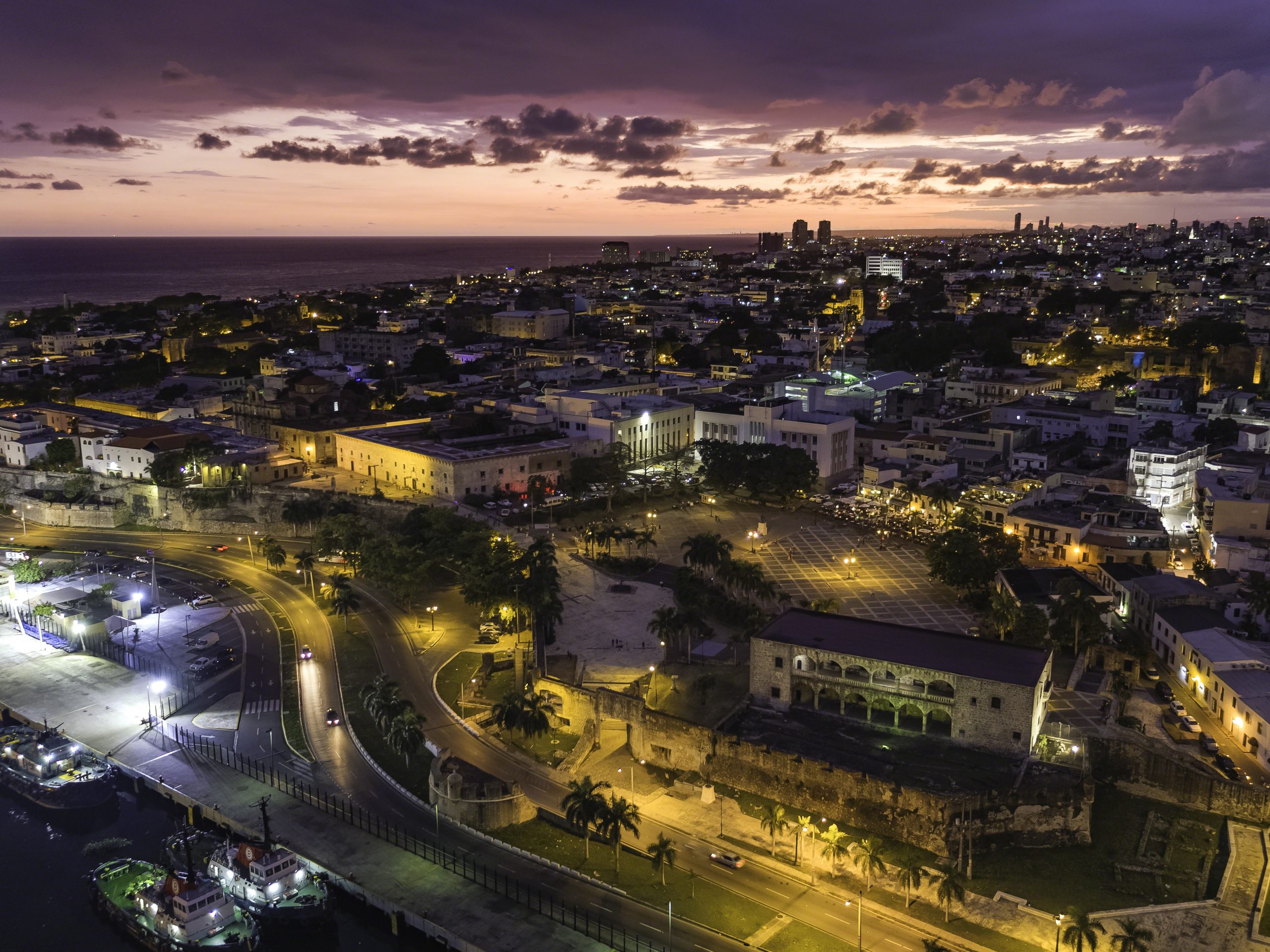 Clúster Turístico y Asociación de Hoteles de Santo Domingo firman alianza para impulsar el desarrollo turístico