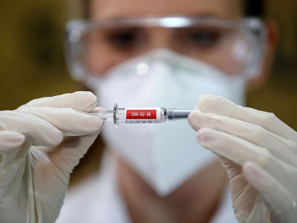 Rusia anuncia primer lote de su vacuna contra covid; ya se distribuye