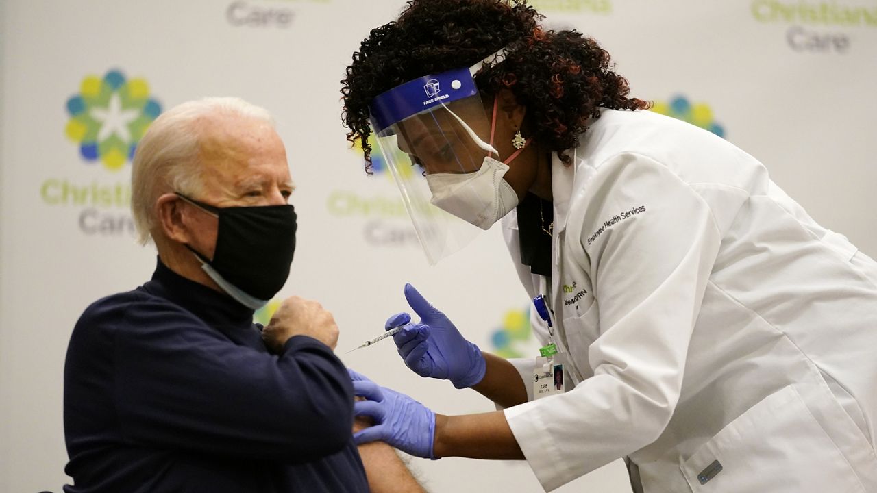 EEUU: Biden se vacuna contra COVID-19 durante transmisión TV en vivo