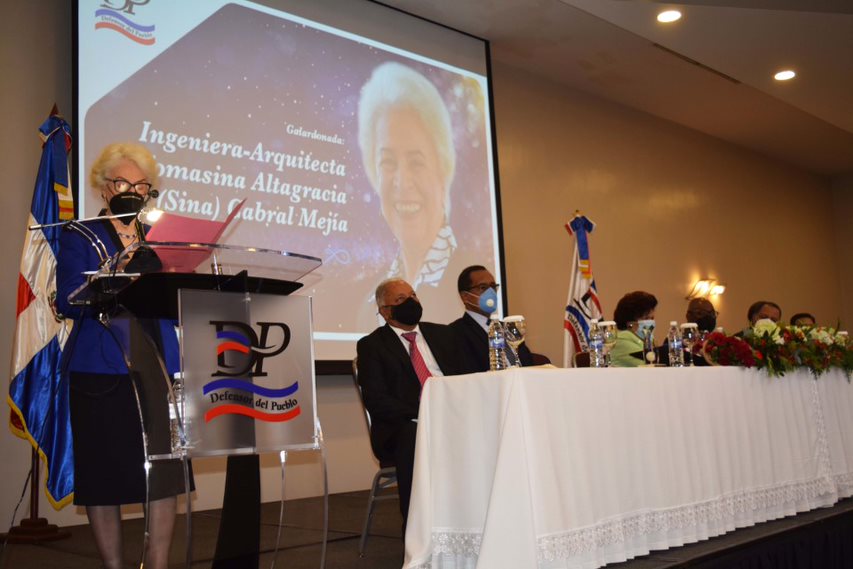 Zoila Martínez Guante entregó Premio Nacional Defensor del Pueblo a la ingeniera-arquitecta Tomasina Altagracia (Sina) Cabral Mejía