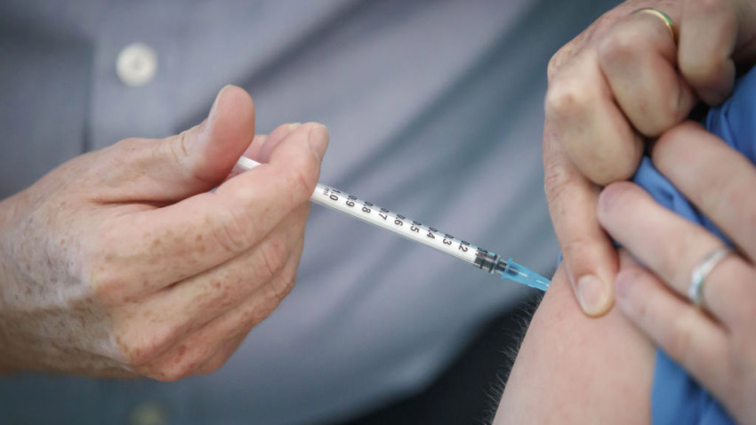 En NY se inicia vacuna contra Covid-19 en personas mayores 75 años; miles dominicanos incluidos