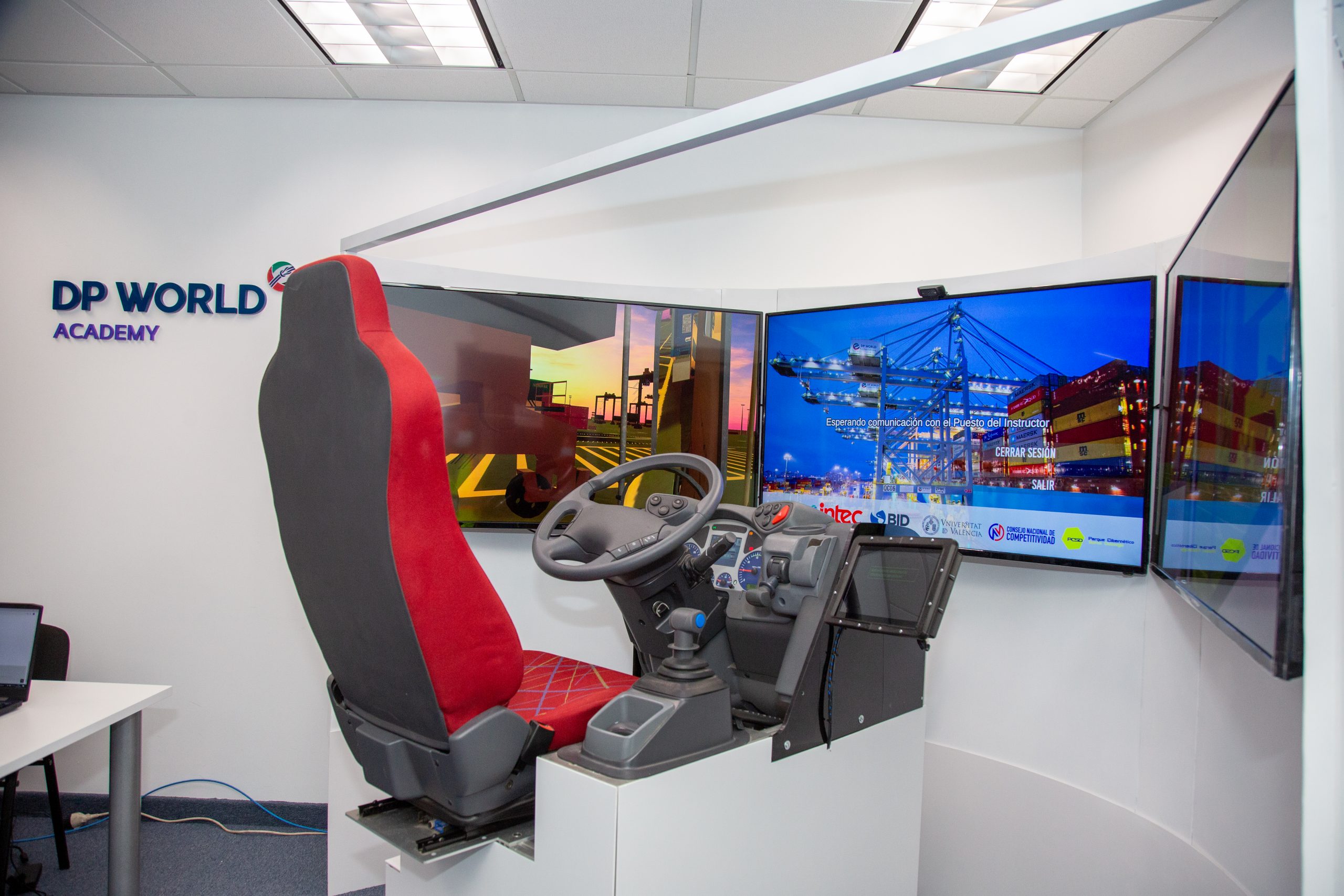 DP World implementa simulador de realidad aumentada para entrenamiento de choferes y operadores de equipos pesados.