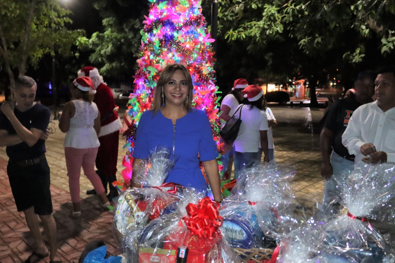 Encienden árbol de Navidad hecho con material reciclable