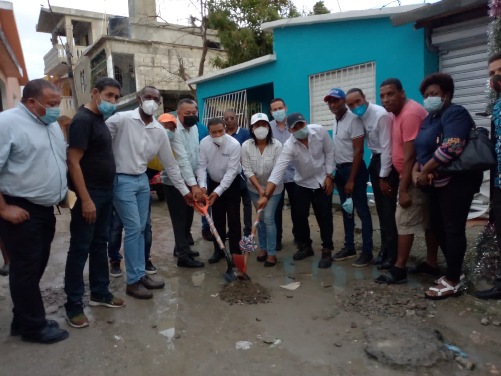Por un valor de mas de RD$4 millones Alcaldía de Boca Chica da inicio al programa de cementado de callejones