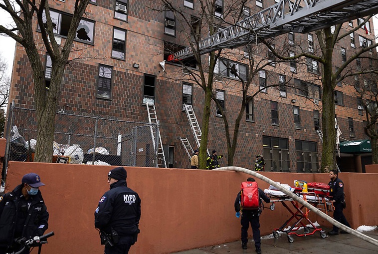 Ofrecen servicios para los afectados por mortal fuego en El Bronx; alertan sobre estafas