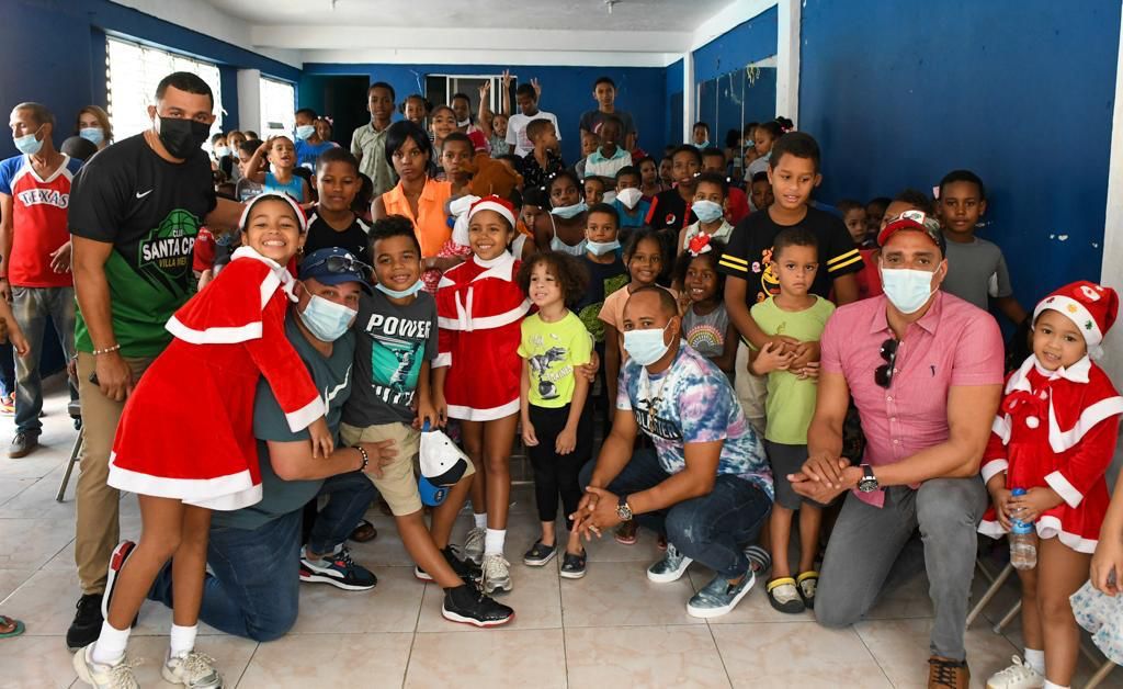 Inversiones Revaplus & Asociados distribuye cientos de juguetes en el Club Deportivo y Cultural Santa Cruz SDN