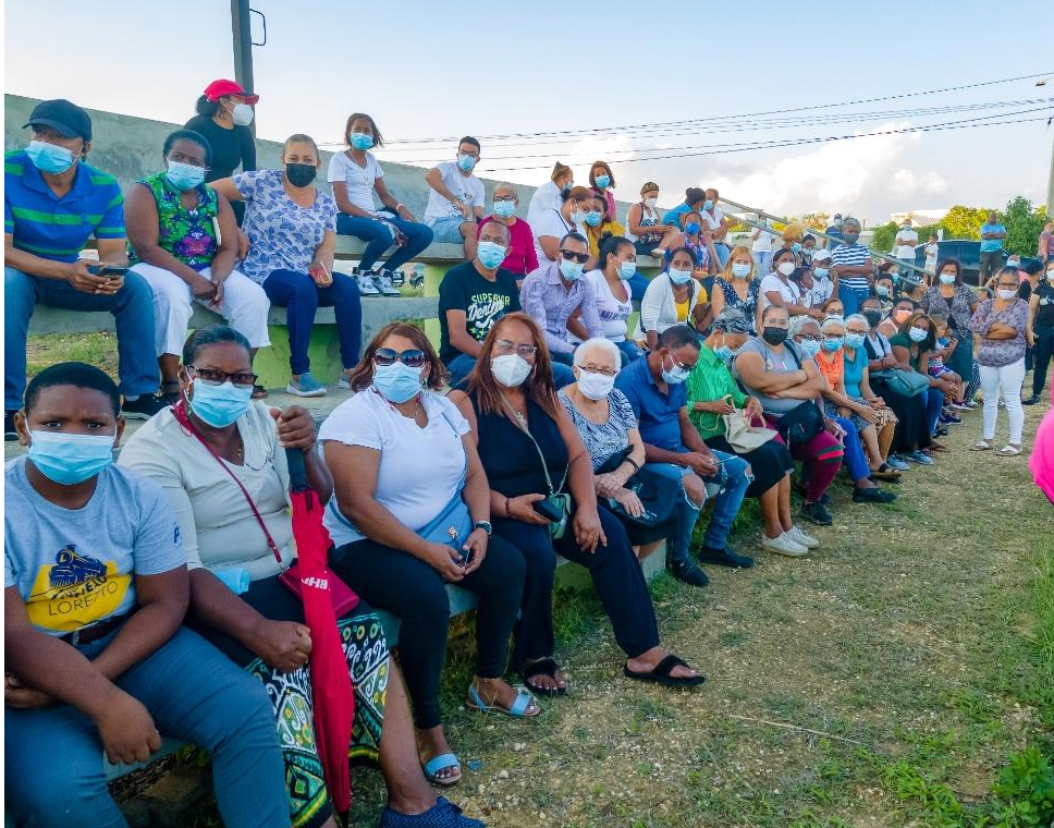 Residentes Ciudad Juan Bosch reciben Tarjetas de Bonos