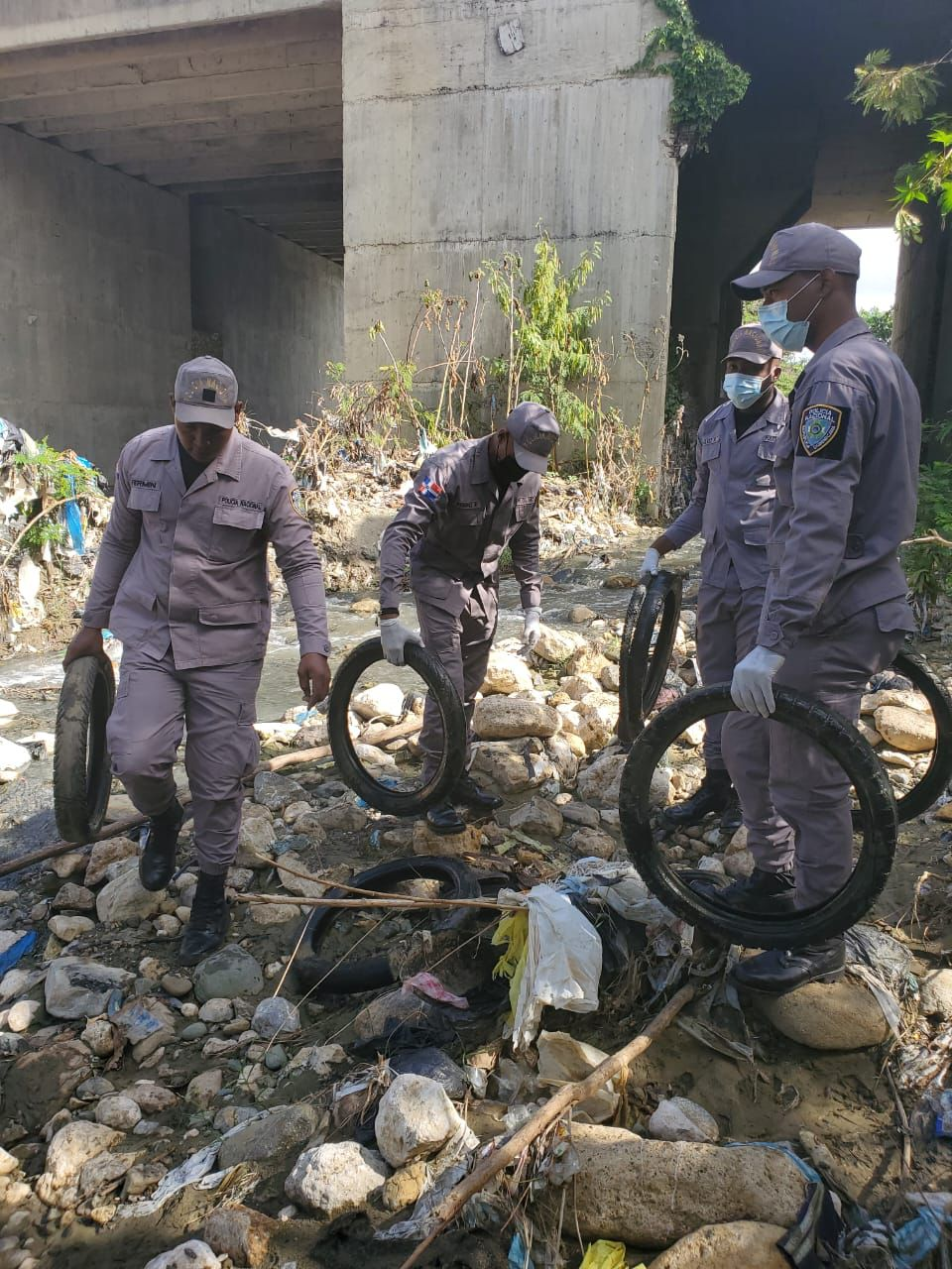 PN sanciona policías  por delitos medioambientales y realiza operativo de limpieza en  cause rio Quinigua.