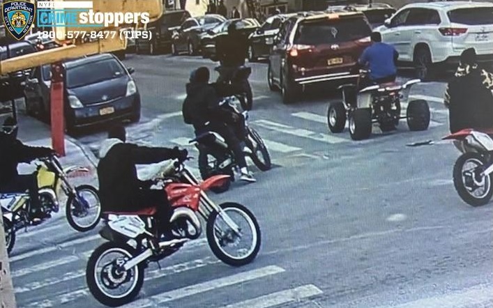 Grupo saca padre e hijo de vehículo y los golpea en Harlem