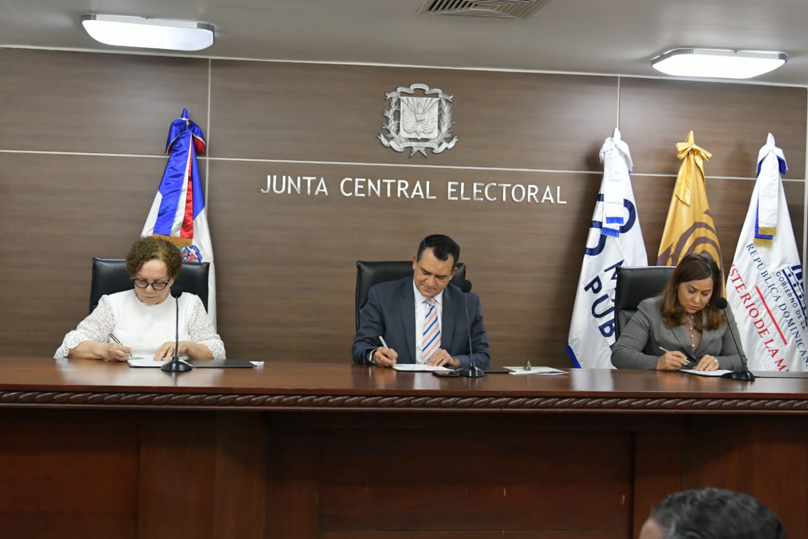 <strong>JCE firma acuerdo de colaboración institucional con Ministerio Público y Ministerio de la Mujer</strong>