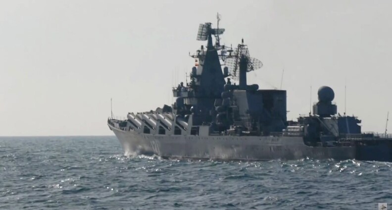 Rusia reubica sus barcos tras daños a buque insignia