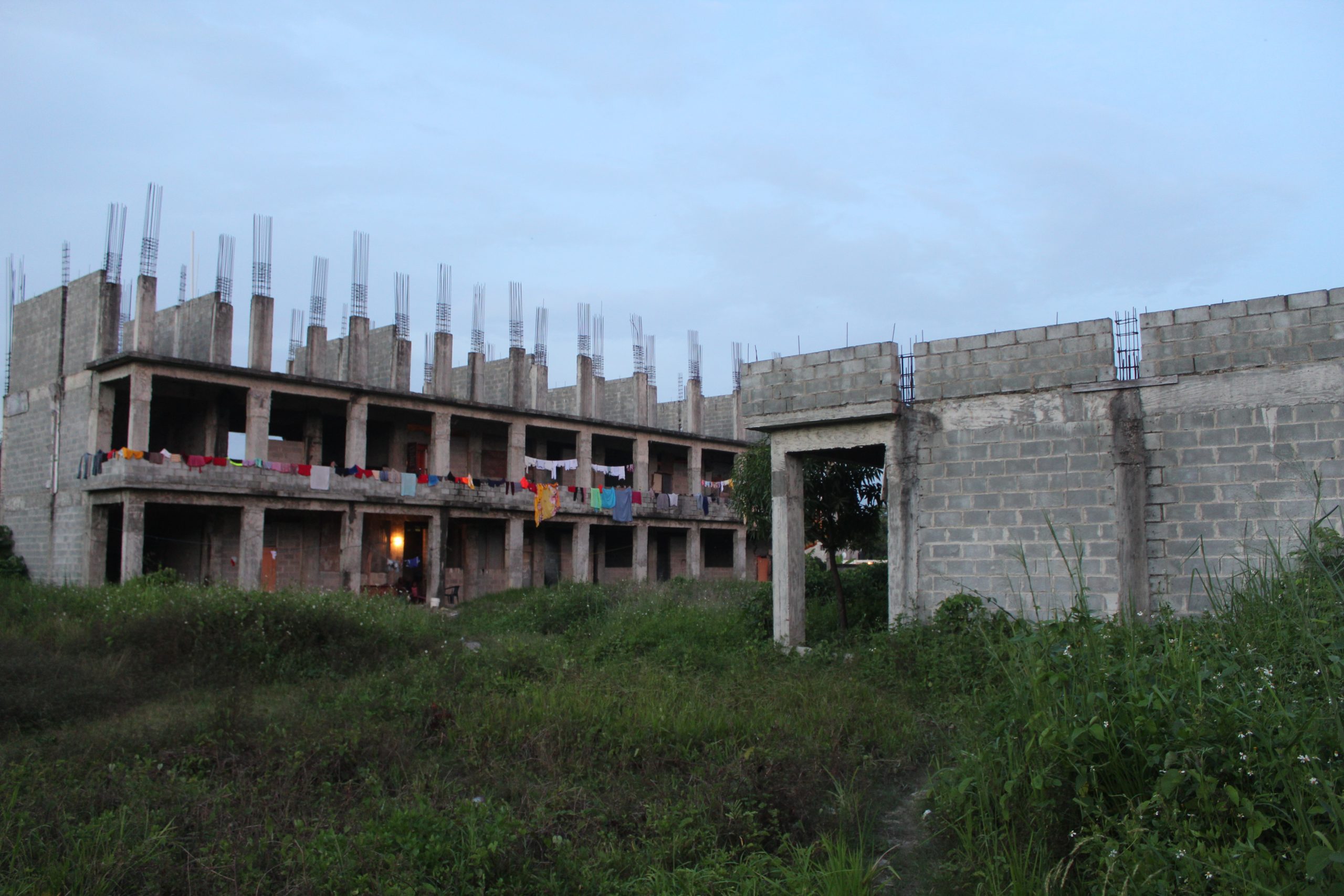 <strong>Haitianos ocupan escuelas en construcción en Cancino Adentro</strong>