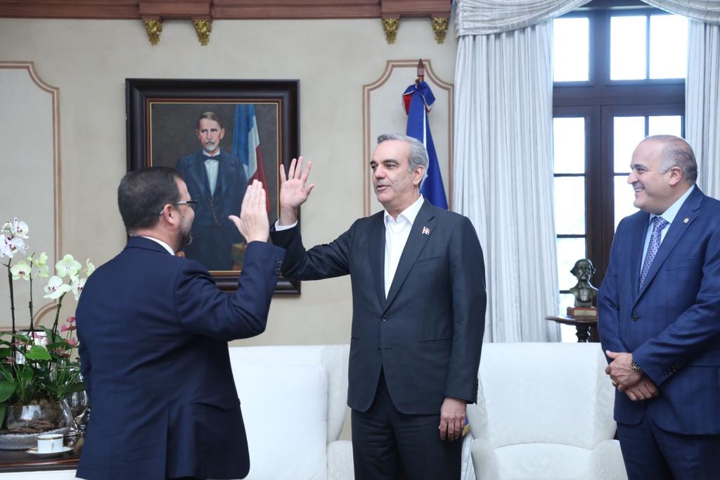 <strong><br>El presidente Luis Abinader otorga la ciudadanía dominicana al senador estatal Luis Sepúlveda.</strong>