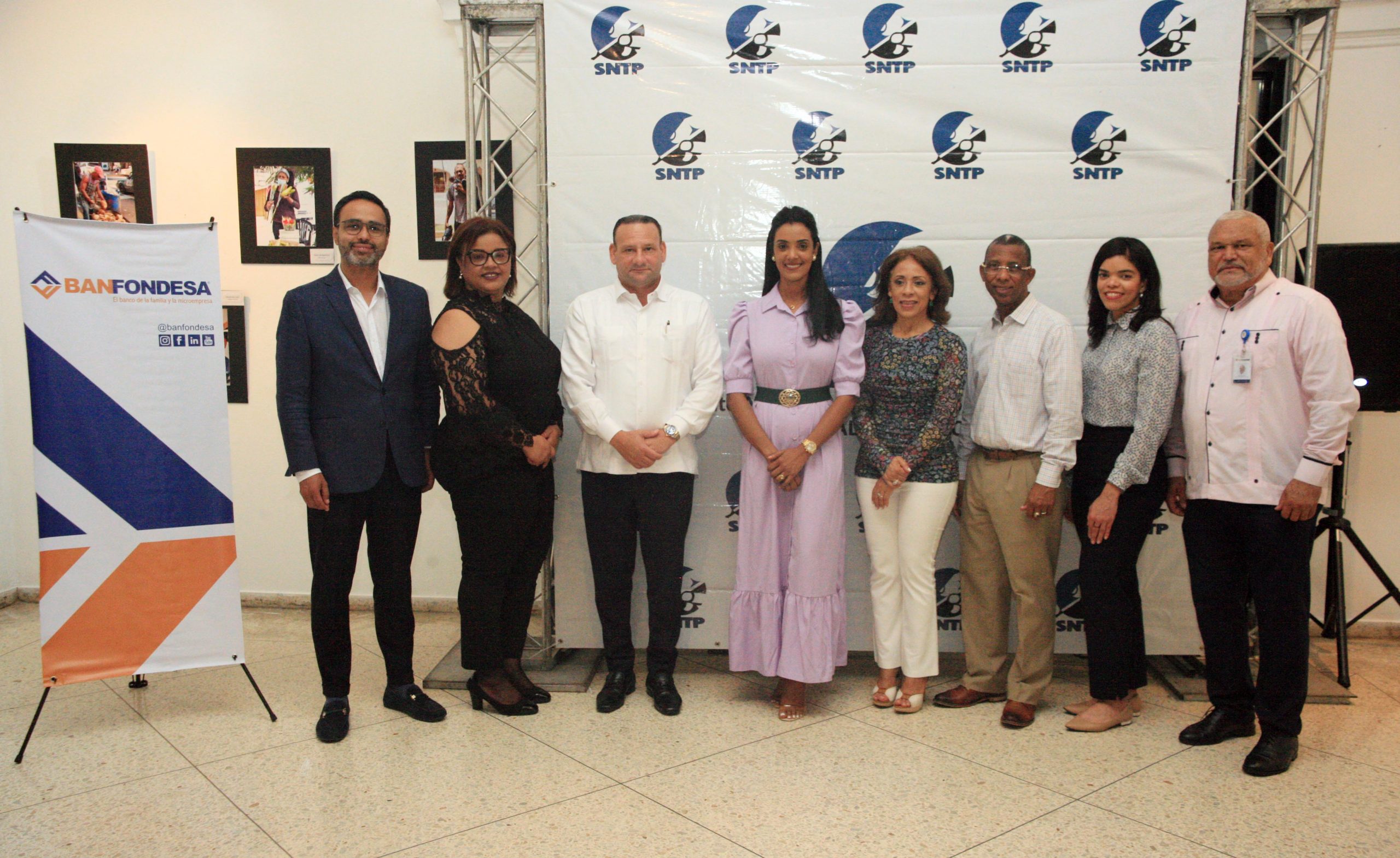 SNTP Santiago y BANFONDESA inauguran exposición fotográfica“Rostros del Desarrollo”