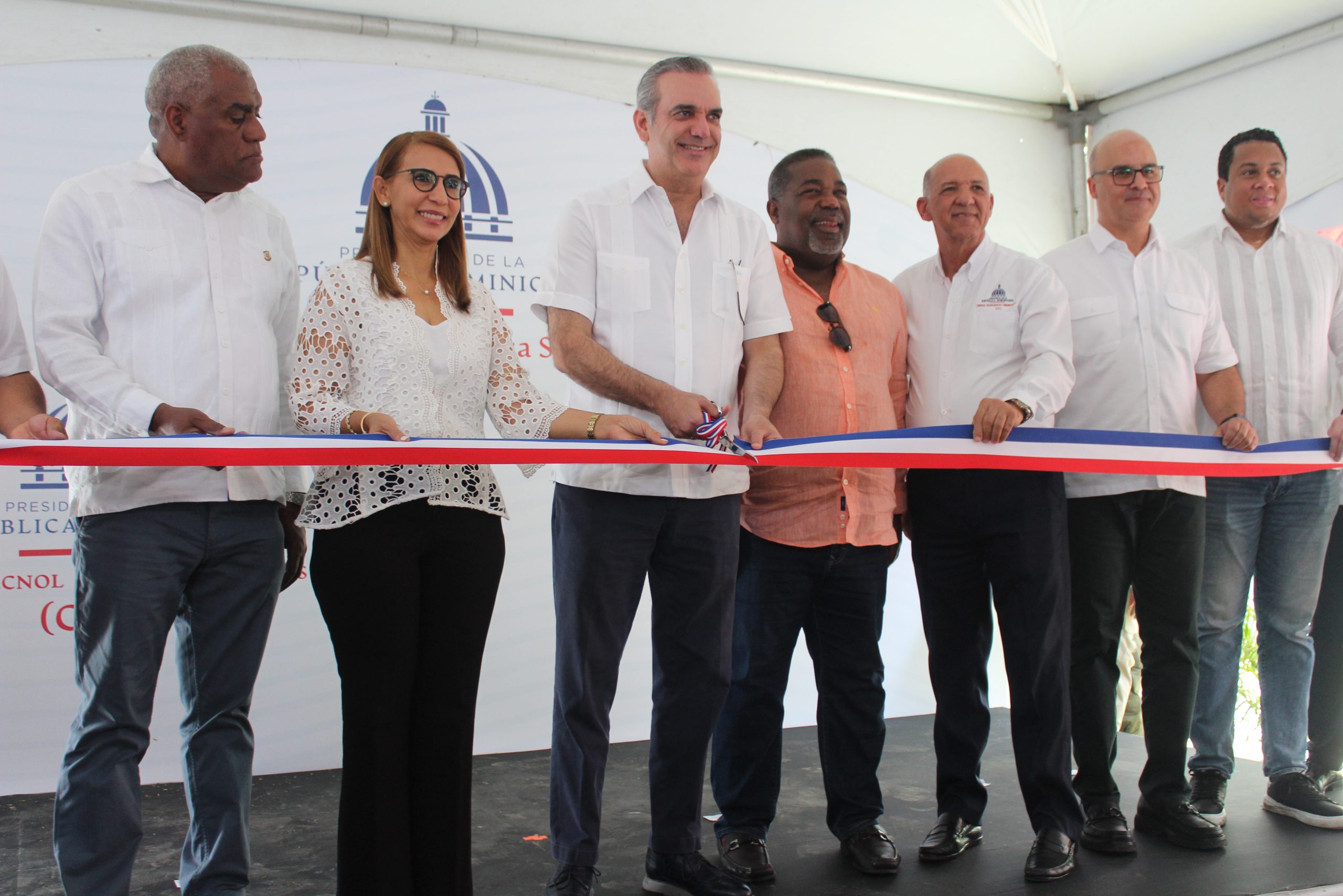 Presidente Abinader asegura trabaja cada día para llevar soluciones a los dominicanos