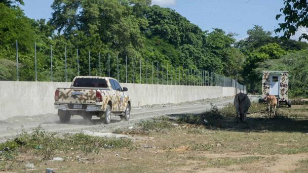 SANTO DOMINGO.- El Ministerio de Defensa (MIDE) desmintió que los trabajos de la verja inteligente que se levanta en la frontera provocan daños en la zona protegida Laguna Saladilla, del municipio Manzanillo, en Montecristi, como denunció el ministerio de Medio Ambiente.