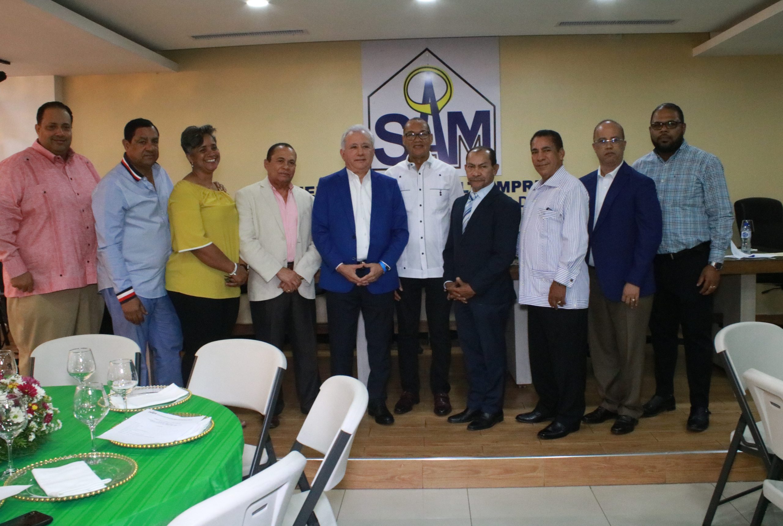 Empresarios sostienen encuentro con senador TaverasGuzmán