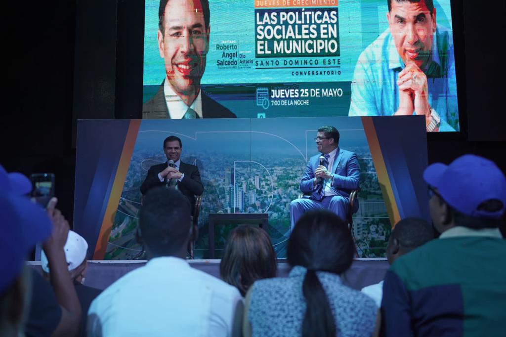Dío Astacio y Roberto Ángel Salcedo conversan sobre proyectos de políticas sociales en SDE