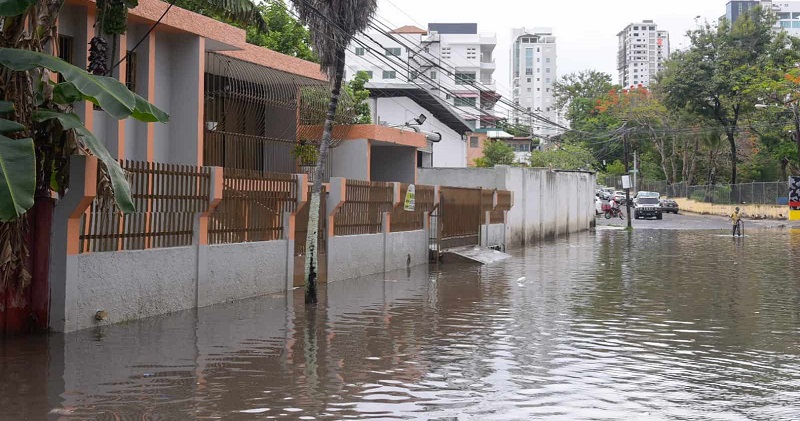COE sube a 12 provincias en alerta por fuertes lluvias onda tropical