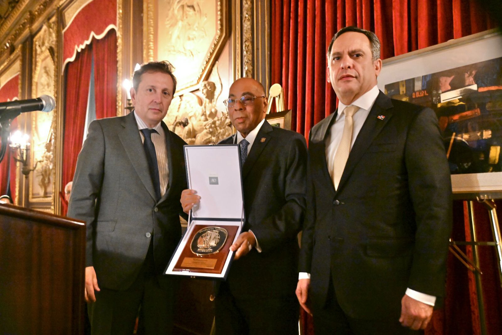 Presidente del TC recibe medalla de honor de World Jurist Association en reconocimiento a su trayectoria en el ámbito de la justicia