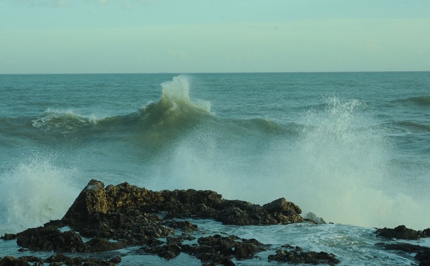 Advierten de oleaje peligroso en costa Atlántica RD y aguaceros