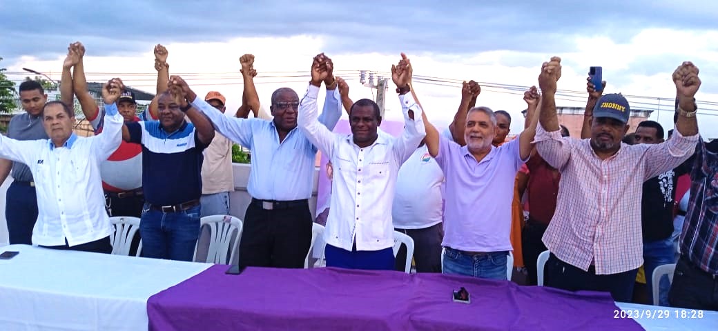 <strong>Dirigentes del PLD en Boca Chica, respaldan la pre candidatura del Pastor Jhonny Encarnación.</strong>