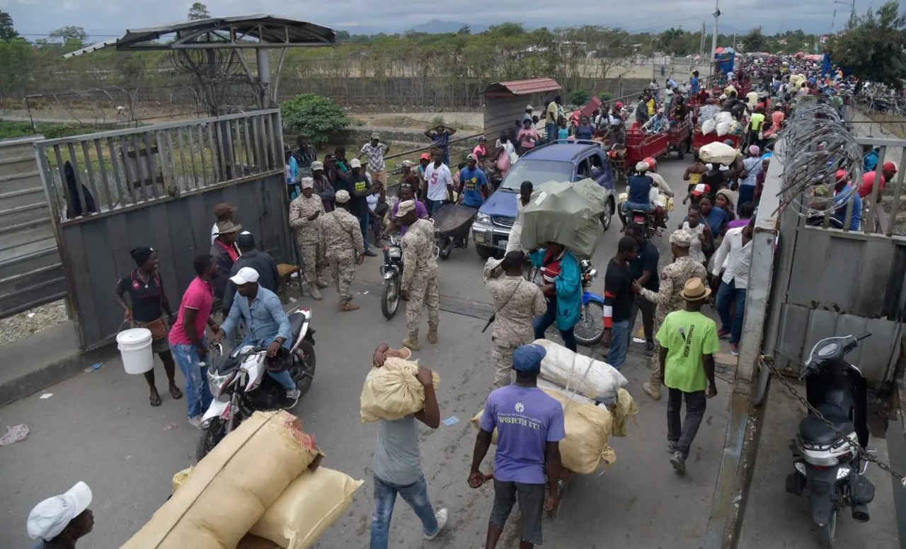 Haitianos reponen el portón, pero se rehúsan a registro biométrico